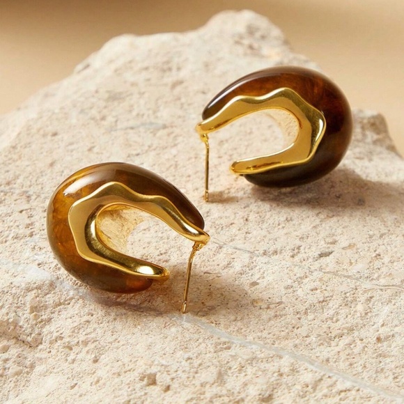 Luxe 18K Gold Plated Amber Colored Earrings - Picture 4 of 6